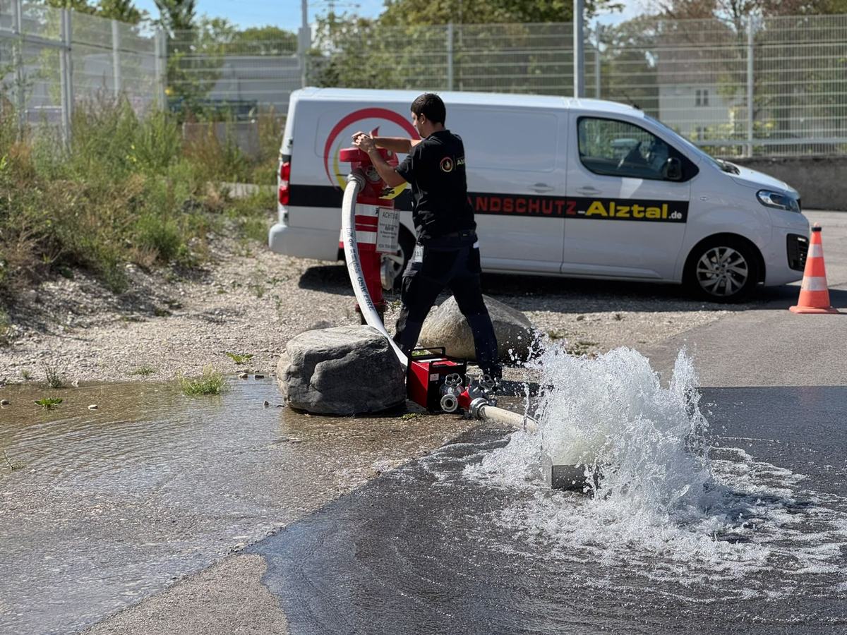 Mitarbeiter von Brandschutz Alztal bei der Löschwasser-Leistungsmessung an einem Überflurhydranten